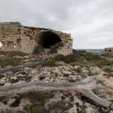 Ci spingiamo a destra e il panorama non cambia. Accanto a un bunker si erge il rudere di quella che sembra un�antica struttura: rappresenta appieno la desolazione dell�area, dominata da una roccia impervia sulla quale balzano spesso all�occhio numerosi rifiuti